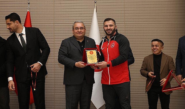 Şampiyon Güreşçiler İçin Ödül Töreni Düzenlendi- Kamu Çalışanı