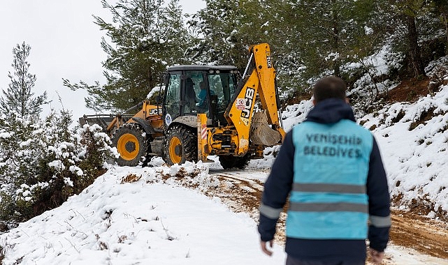 Yenişehir Belediyesinden kar temizleme ve yol açma çalışması- Kamu Çalışanı