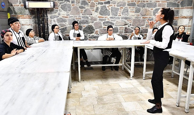 3 Mart Dünya Kulak ve İşitme Günü’nde işaret dili çevirmenleri hikâyelerini anlattı İzmir’de sağırların “sesi” var- Kamu Çalışanı