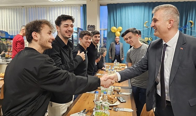 Başkan Sezer Üniversite öğrencileri ile iftarda buluştu – Kamu Çalışanı
