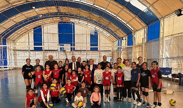 Başkan Topaloğlu’ndan geleceğin voleybolcularına ziyaret- Kamu Çalışanı