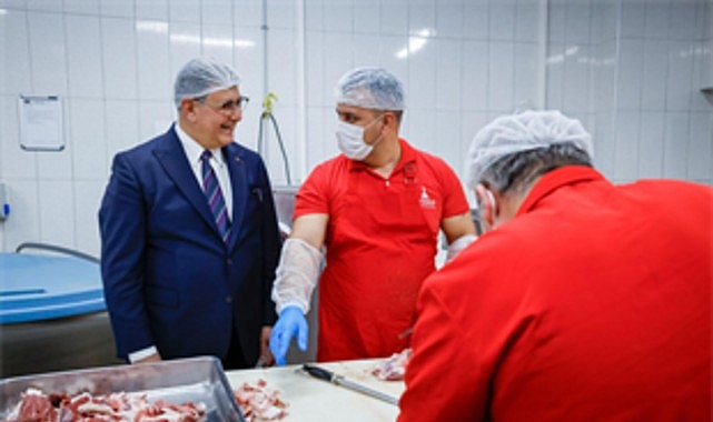 Başkan Tugay aşevinde yemek hazırlığına katıldı- Kamu Çalışanı