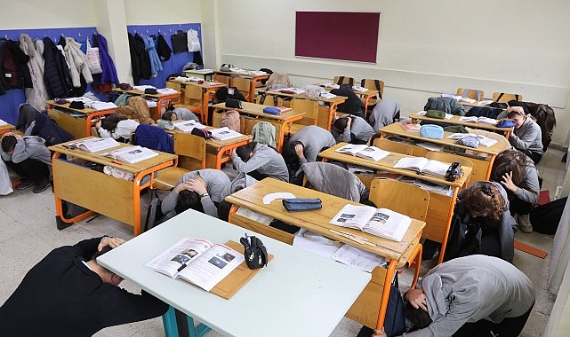 Deprem Haftası’nda öğrenciler olası afetlere karşı deneyim kazandı;  Büyükşehir, öğrencilere afet bilinci aşılıyor- Kamu Çalışanı