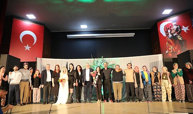Edremit’te sarıkız efsanesi müzikli tiyatro ile sahnelendi- Kamu Çalışanı