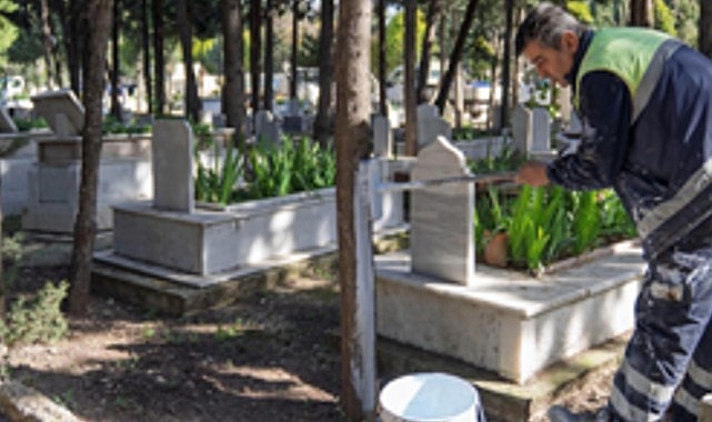 İzmir’de bayram öncesi mezarlıklara özel bakım- Kamu Çalışanı