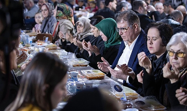 İzmir’in dayanışma ruhu iftar sofralarında büyüyor- Kamu Çalışanı