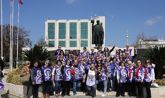 Kadınlar Efes Selçuk sokaklarında zincir oluşturdu- Kamu Çalışanı