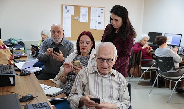 Konak’tan ileri yaştakilere akıllı telefon kullanma kursu – Kamu Çalışanı