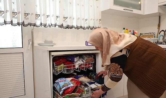 45 yıldır eski kıyafetleri evinde yıkayıp ütüledikten sonra ihtiyaç sahiplerine ulaştırıyor – Kamu Çalışanı