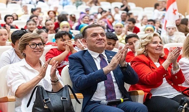 Başkan Abdullah Özyiğit ve Meclis Üyeleri koltuklarını çocuklara devretti- Kamu Çalışanı