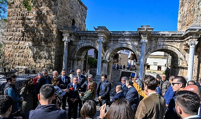 Başkan Böcek sektör temsilcileriyle Kaleiçi’nde- Kamu Çalışanı