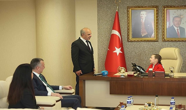 Başkan Büyükakın geleneği bozmadı: Çocuk Bayramı’nda Başkan Damla oldu – Kamu Çalışanı
