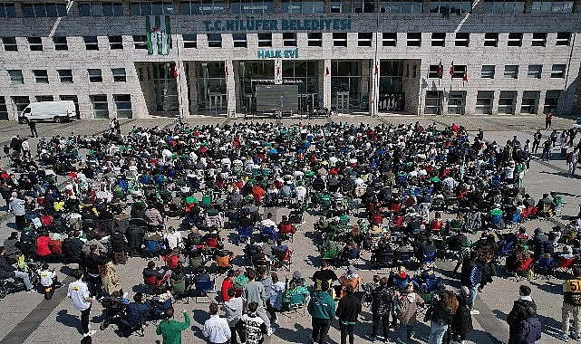 Bursaspor’un şampiyonluk maçı Halk Evi önünde dev ekranda izlendi- Kamu Çalışanı