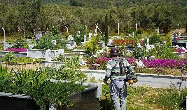 Edremit’teki kabristanlıklarda temizlik ve bakım çalışması yapılıyor- Kamu Çalışanı