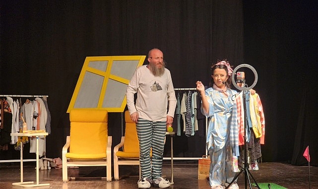 “Parça Tesirli Pazarlar” Gölcük’te Kahkaha Dolu Bir Gece Yaşattı- Kamu Çalışanı