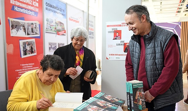 Şenal Sarıhan ve Zeki Sarıhan’a kitapseverlerden yoğun ilgi – Kamu Çalışanı