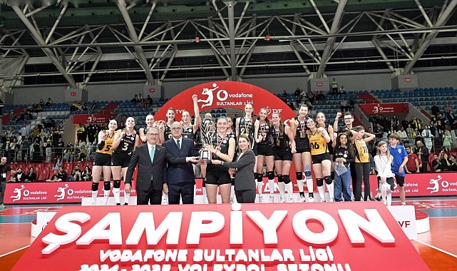 Van Ryk, ödülünü Vodafone Türkiye İcra Kurulu Başkan Yardımcısı Meltem Bakiler Şahin’in elinden aldı.- Kamu Çalışanı