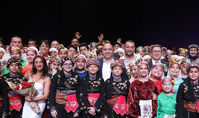 220 dansçı Kuşak ile hem duyguları hem figürleri sahneye taşıdı- Kamu Çalışanı