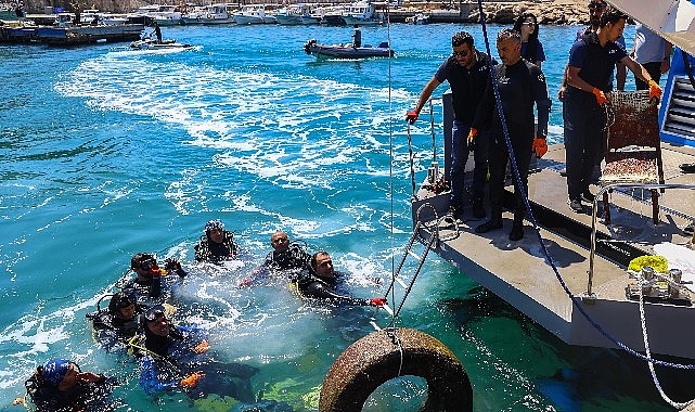 Antalya Büyükşehir Belediyesi’nden Kaleiçi Yat Limanı’nda deniz dip temizliği – Kamu Çalışanı
