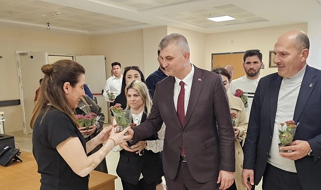 Başkan Sezer’den Hemşirelere Sürpriz Kutlama- Kamu Çalışanı