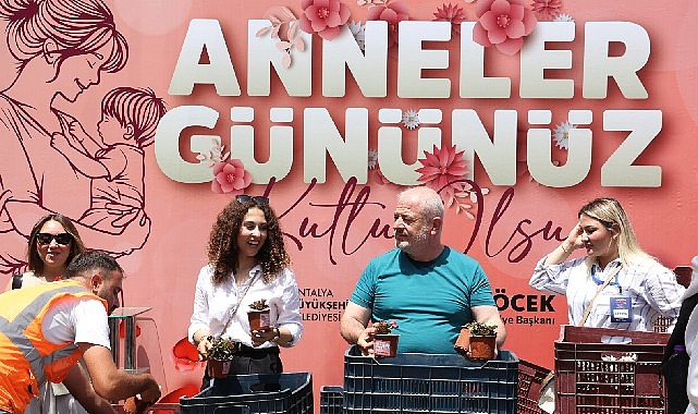 Büyükşehir’den ‘Annelere’ 25 bin çiçek- Kamu Çalışanı