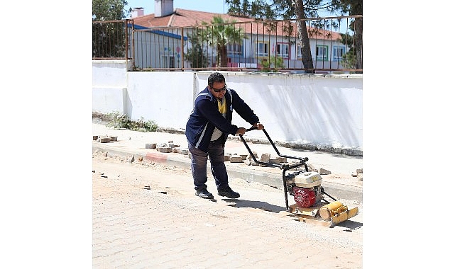 Didim Belediyesi, ilçe genelinde başlattığı yol yapım çalışmalarını tüm hızıyla sürdürüyor.- Kamu Çalışanı
