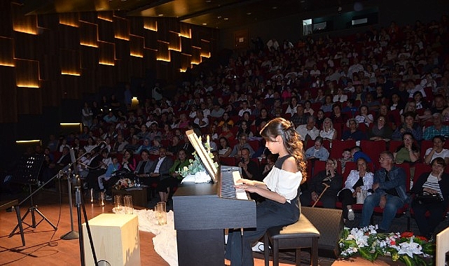Dikili’de küçük yıldızlar büyük alkış aldı- Kamu Çalışanı