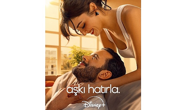 Hande Erçel ve Barış Arduç’un Başrollerinde Yer Aldığı Disney+’ın ‘Aşkı Hatırla’ Dizisinin Yayın Tarihi, Dizinin Yeni Posteriyle Duyuruldu!- Kamu Çalışanı