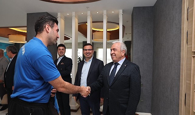 Hentbolcular başarılarını Başkan Şadi Özdemir’le paylaştı- Kamu Çalışanı