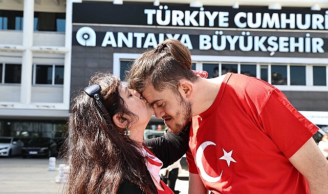 Temsili askerlik yapacak engelli bireylere davullu-zurnalı uğurlama – Kamu Çalışanı
