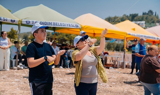 Akköy’de Rengarenk Uçurtmalar Gökyüzünü Süsledi- Kamu Çalışanı