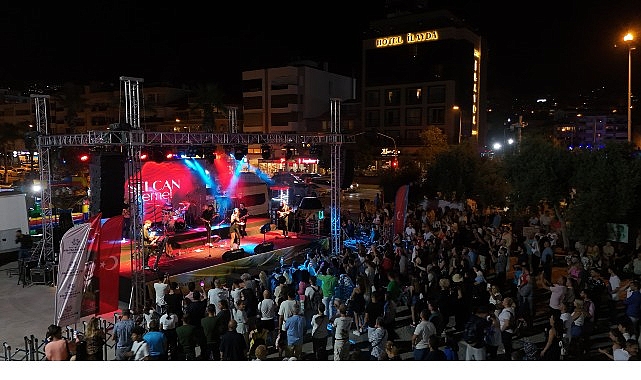 Başkan Çerçioğlu Vatandaşları Kuşadası’nın Eşsiz Mavisinin Eşliğinde Sanatın Ritmiyle Buluşturdu- Kamu Çalışanı