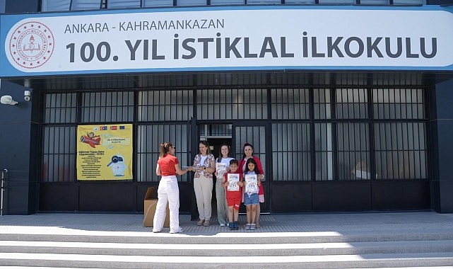 Başkan’dan Miniklere İlçeyi Tanıtan Karne Hediyesi- Kamu Çalışanı