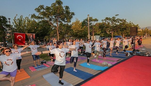 Bayraklı sahilde buluşup, yoga yaptılar – Dünya Yoga Günü’nde renkli etkinlik- Kamu Çalışanı