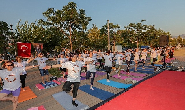 Bayraklı sahilde buluşup, yoga yaptılar – Dünya Yoga Günü’nde renkli etkinlik- Kamu Çalışanı