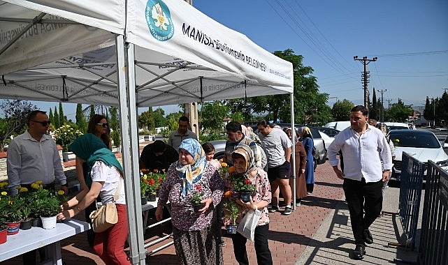 Bayramda Çiçekler Büyükşehir’den- Kamu Çalışanı