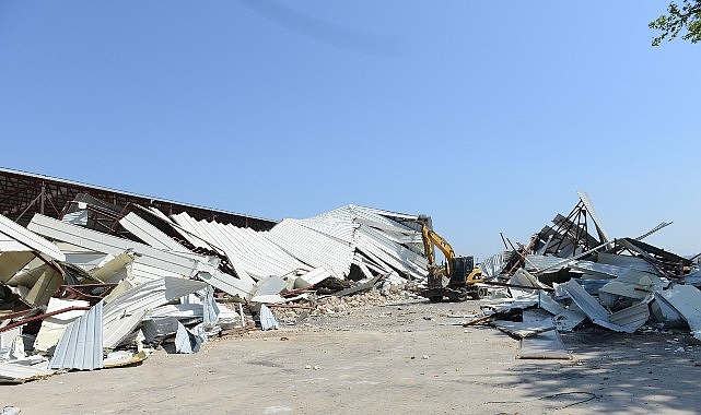 Çalı’da 2 bin 300 metrekarelik kaçak depo yıkıldı- Kamu Çalışanı