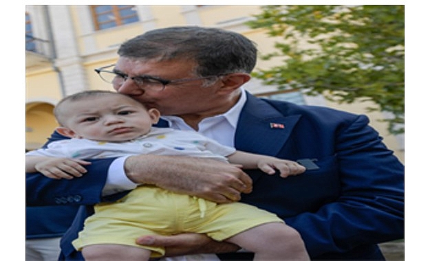 Devrilen çınar ağacı yerine yenisi dikildi- Kamu Çalışanı