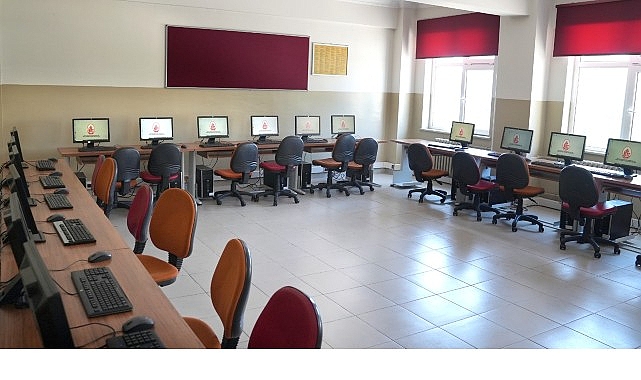 İETT’nin gençlere teknoloji desteği sürüyor.- Kamu Çalışanı