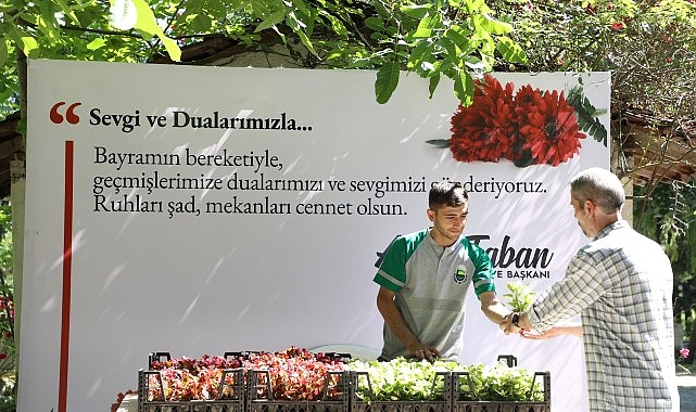İnegöl Belediyesi Mezarlıklarda 9 Bin Adet Çiçek Dağıttı- Kamu Çalışanı