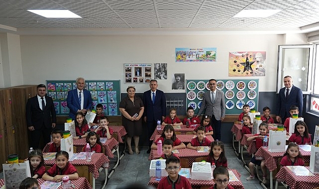 İzmir Valisi Dr. Süleyman Elban, İzmir İl Millî Eğitim Müdürü Dr. Ömer Yahşi, Karne Gününde Öğrencilerle Bir Araya Geldi- Kamu Çalışanı