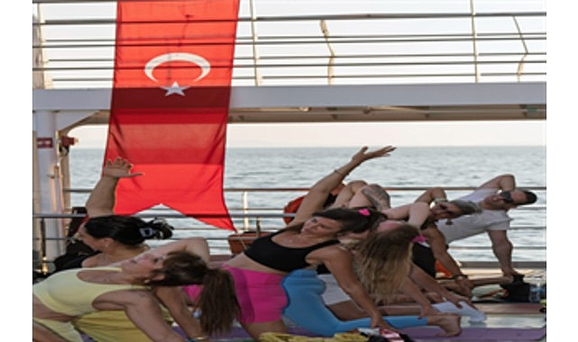 İzmir’de güneşi yoga ile uğurladılar- Kamu Çalışanı