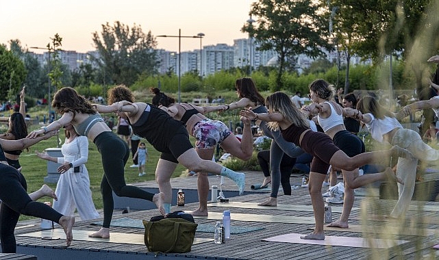 Karşıyaka’da gün batımında yoga buluşması- Kamu Çalışanı