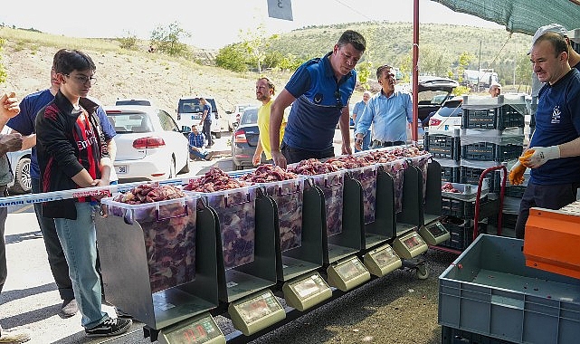 Kurban Kesim Alanlarında Hummalı Temizlik Çalışması- Kamu Çalışanı