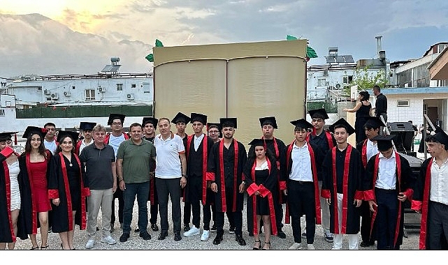 Öğrencilerin mezuniyet sevinci- Kamu Çalışanı