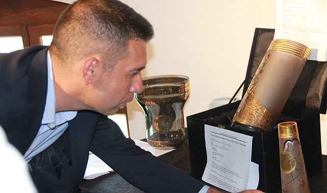 Seferihisarlı sanatçılardan Efes Selçuk’ta ‘’Cam’da Antik Ege’’ sergisi- Kamu Çalışanı