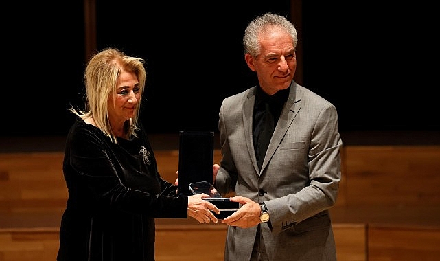 Uluslararası İzmir Festivali Açılışında Ege Üniversitesine Plaket- Kamu Çalışanı