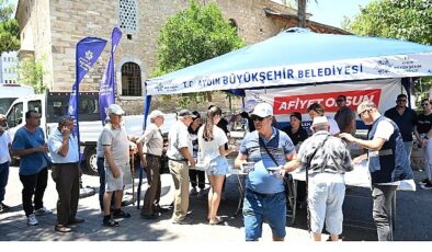 Aydın Büyükşehir Belediyesi’nden Vatandaşlara Aşure İkramı- Kamu Çalışanı