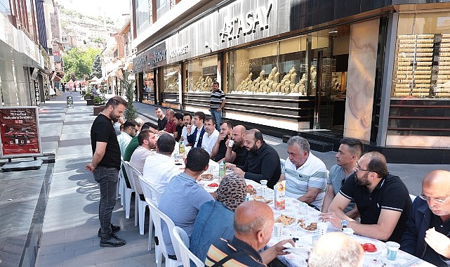 Başkan Arı, Çarşı Esnafıyla Kahvaltı Yaptı- Kamu Çalışanı